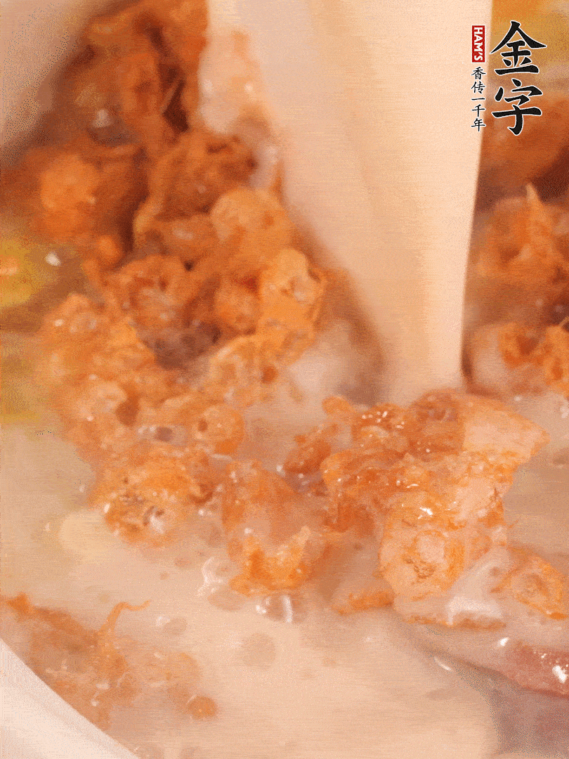 加入蛋酥再煨煮2分鐘，加入豆?jié){。