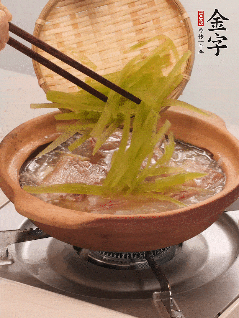 倒入熱水煮開后，轉(zhuǎn)小火燉煮10分鐘，呈奶白色湯底。