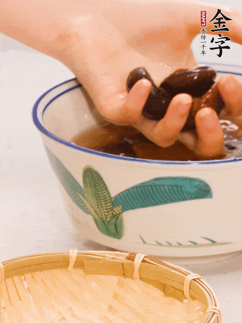 干香菇提前泡發(fā)切片，泡香菇水留著備用。