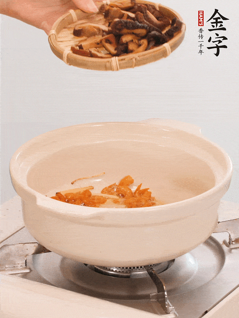 砂鍋倒入少許油，放入姜絲、海米小火煸香；再放入香腸、南瓜、干香菇一起翻炒2分鐘。