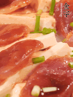 調(diào)一個(gè)醬汁：2勺生抽、1勺蠔油、半勺白糖、1勺淀粉、半碗清水調(diào)成料汁燒開