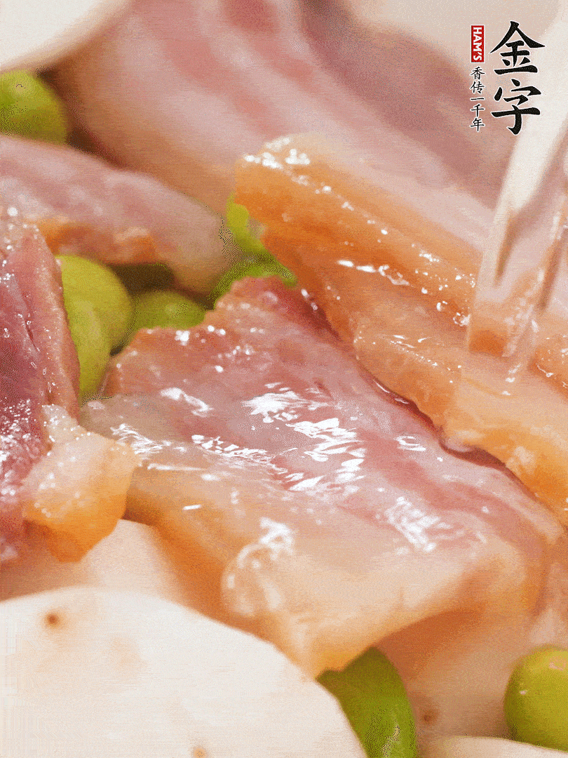 倒入芋艿、熟毛豆，翻炒均勻，加1小碗水煮開