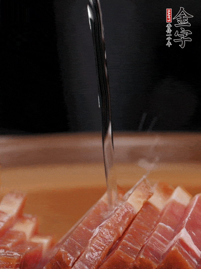 金字火腿切片，放入溫水中泡10分鐘，金字土香腸斜切成片。千張切成細(xì)條。