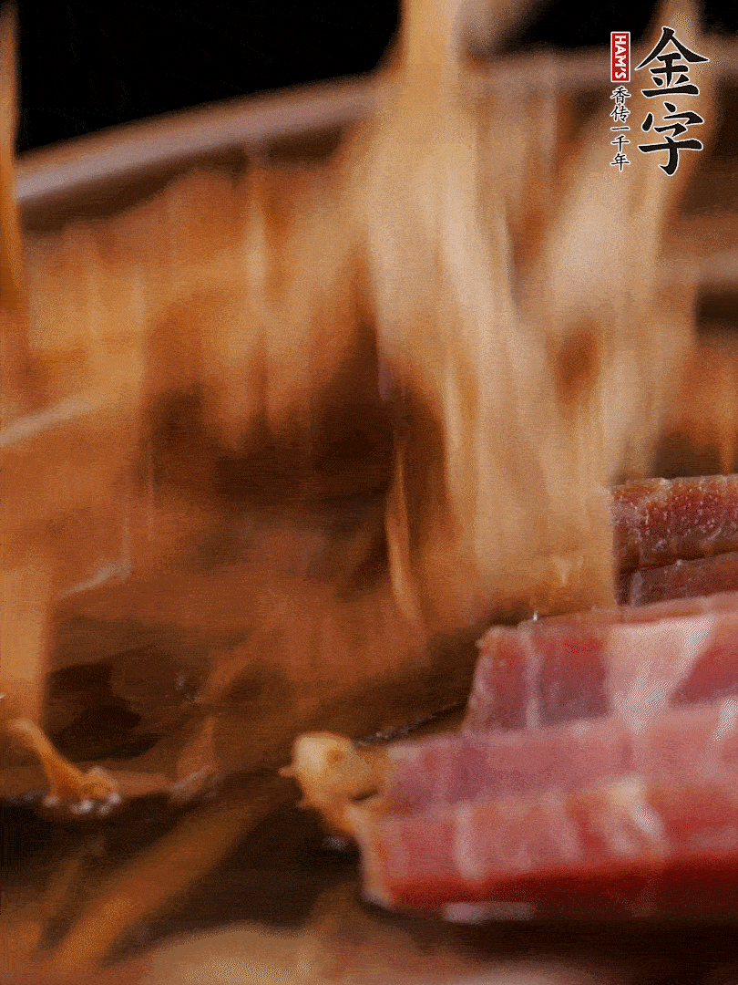 大筒骨、金字火腿、姜片、黃酒一起放入砂鍋，加筍干燉煮40分鐘。（如果家里有高壓鍋，用高壓鍋把高湯壓出來(lái)更鮮濃。）