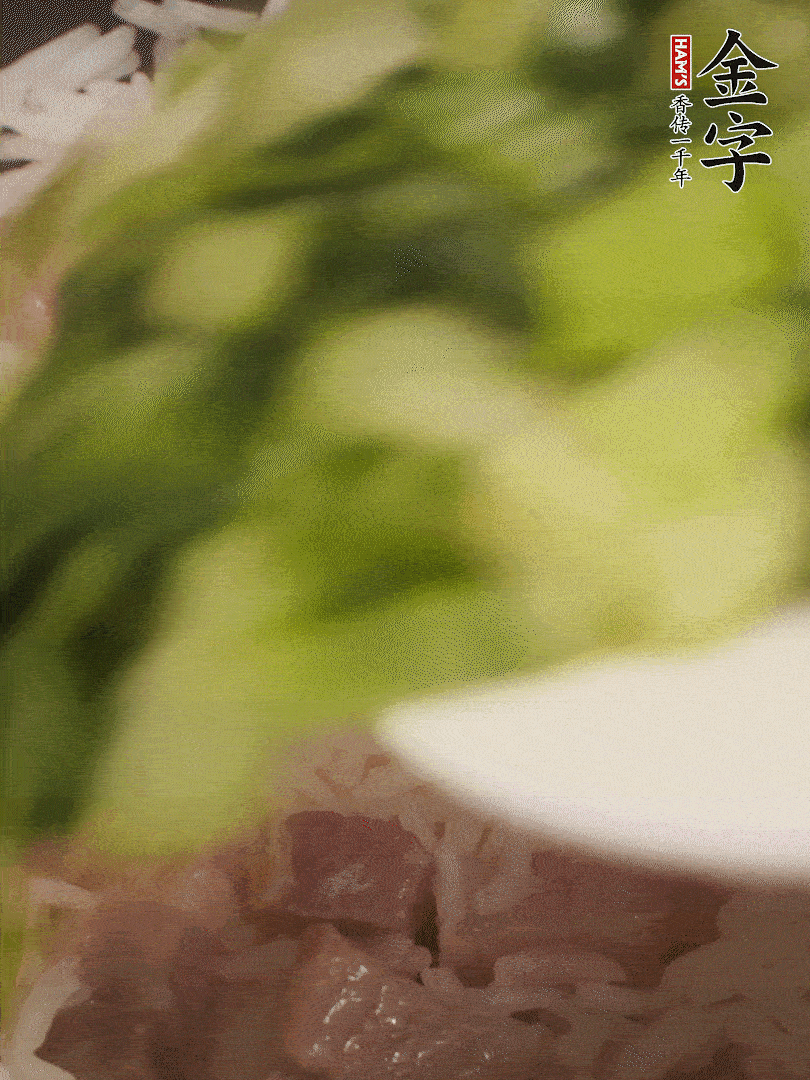 將燜煮好的米飯，倒入炒熟的蔬菜中，翻炒均勻鍆繼續(xù)燜煮5分鐘