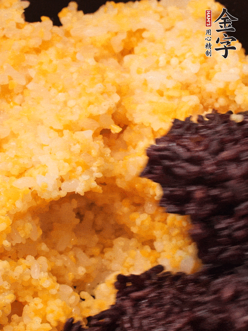 混合小米、紫米煮熟，加豬油攪拌均勻（紫米分開煮在攪拌）