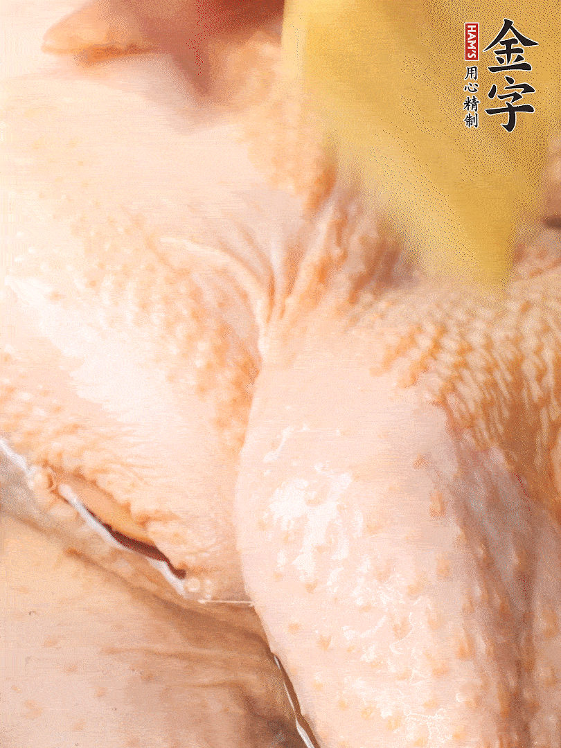 老母雞去頭去尾，斬去雞爪。冷水入鍋，加料酒、蔥姜焯水，煮出浮沫后撈出，用清水洗凈