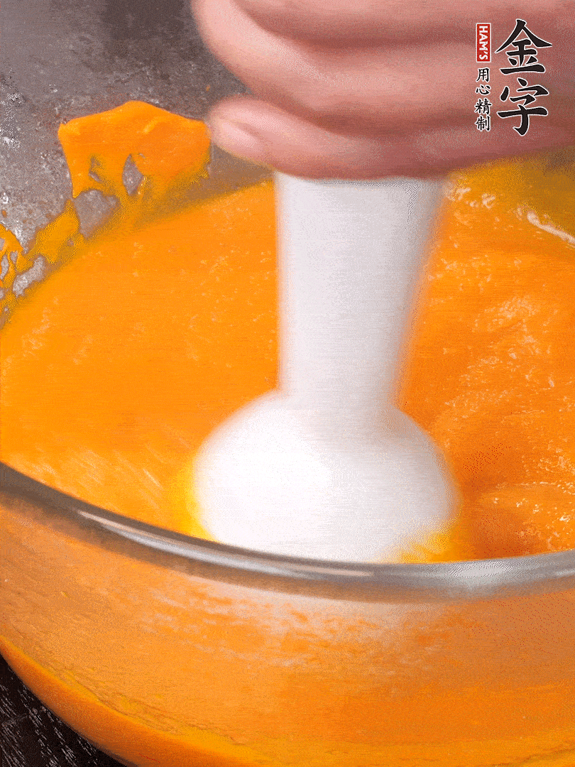 300g南瓜，去皮去瓤切滾刀塊，大火蒸8分鐘，料理機打成泥，篩網(wǎng)過篩成泥