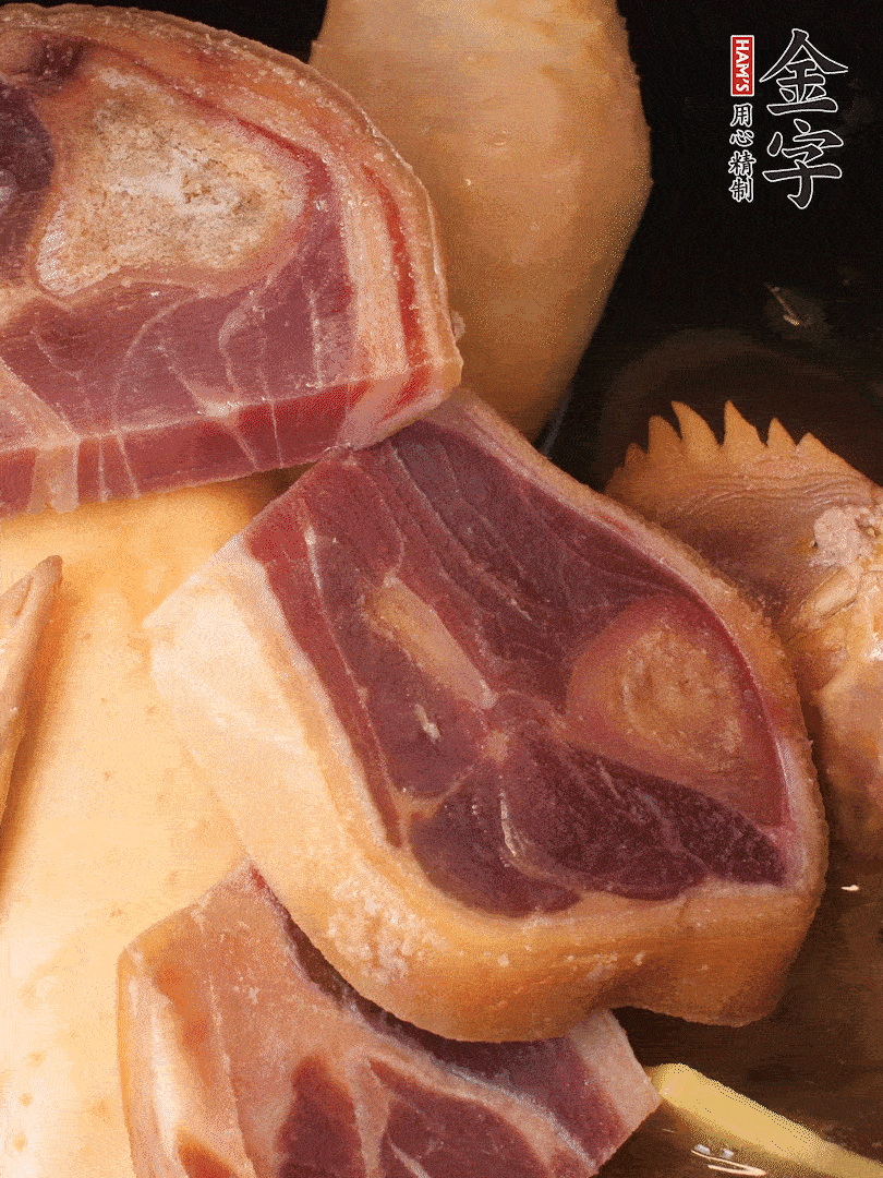 火踵、老母雞加蔥、姜、料酒、清水，大火燒開后轉(zhuǎn)小火，燉1小時