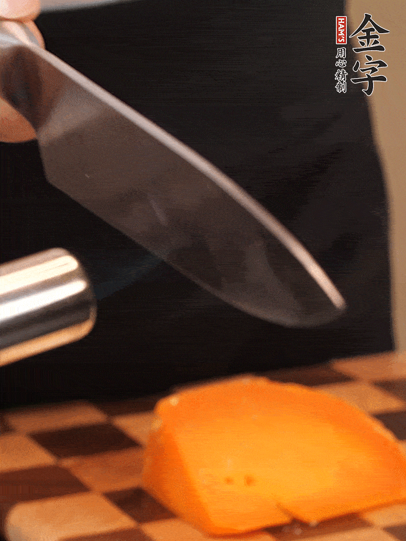 間隔擺上哈密瓜、奶酪、迷迭香、核桃仁