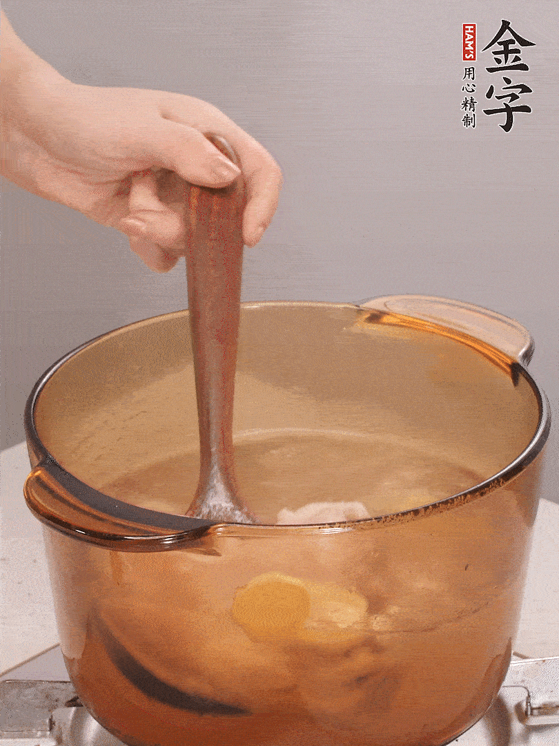 鴨肉、白果、火腿、生姜一起放入砂鍋，清水沒過食材，大火燉煮1小時(shí)