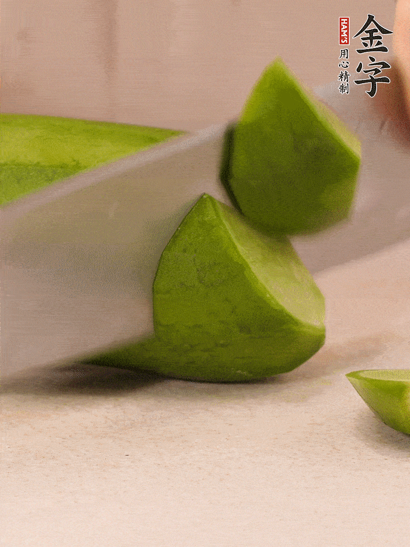 青、紅蘿卜洗凈，去皮切大塊