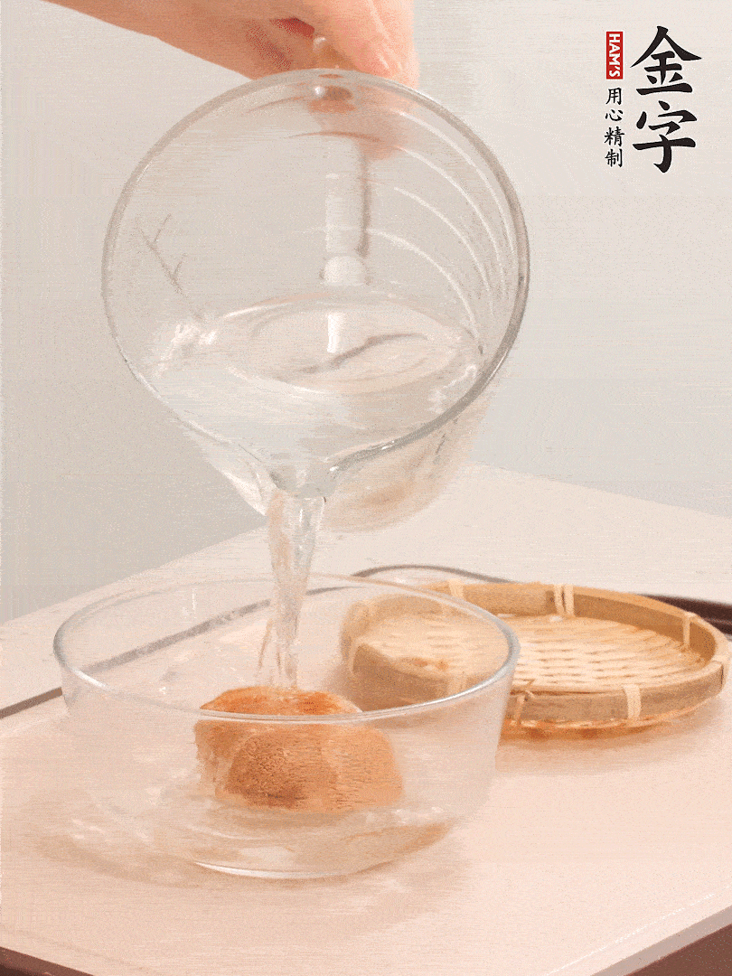 猴頭菇至少泡發(fā)半小時(shí)，將浸泡后的黃水?dāng)D干；