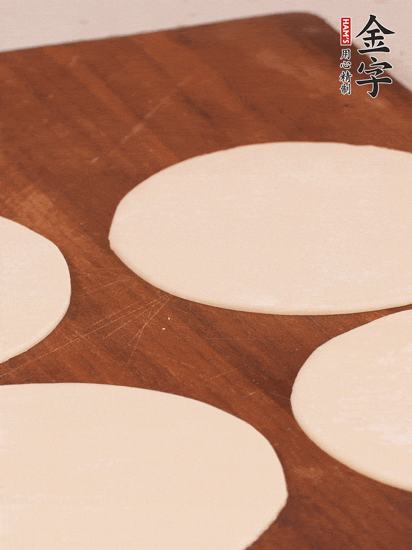 餃子皮均勻抹油，10張疊在一起，搟面杖搟開