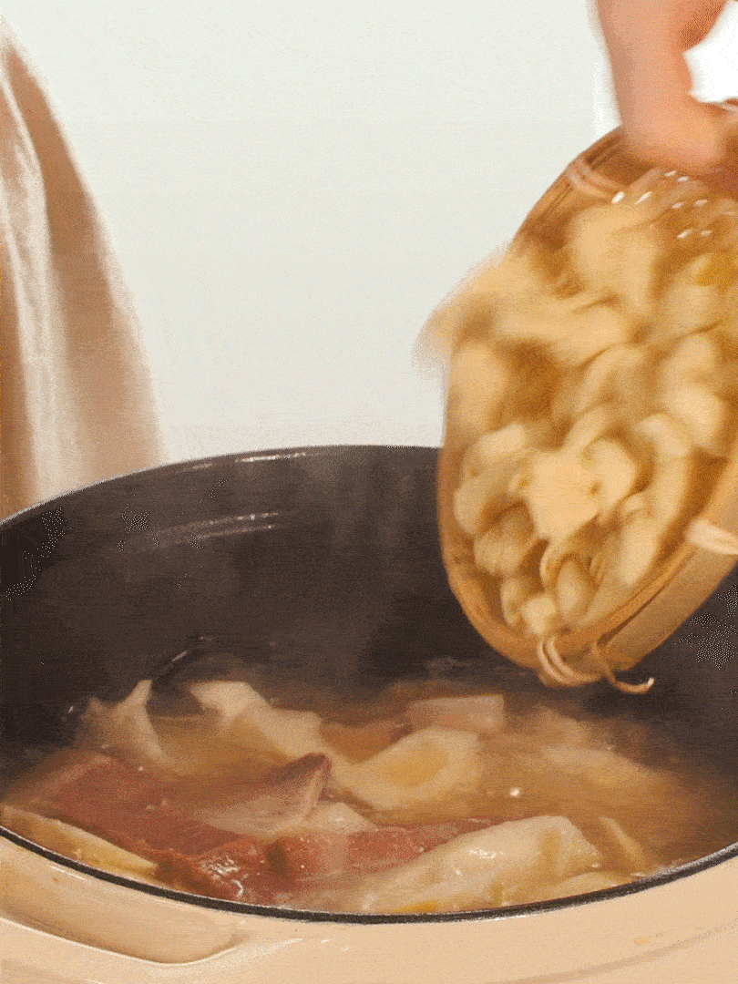 最后放入百葉結(jié)。萵筍小火慢篤10分鐘