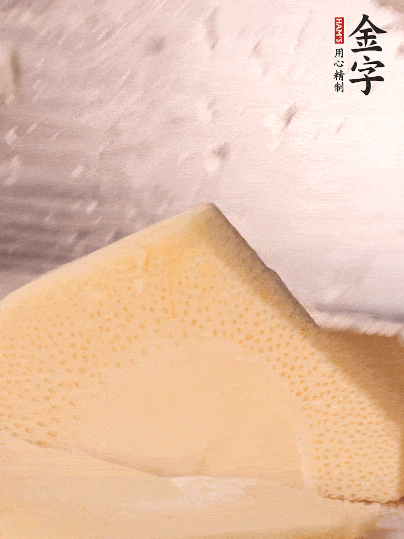 冬筍處理干凈，切滾刀塊，開水焯燙去除澀味