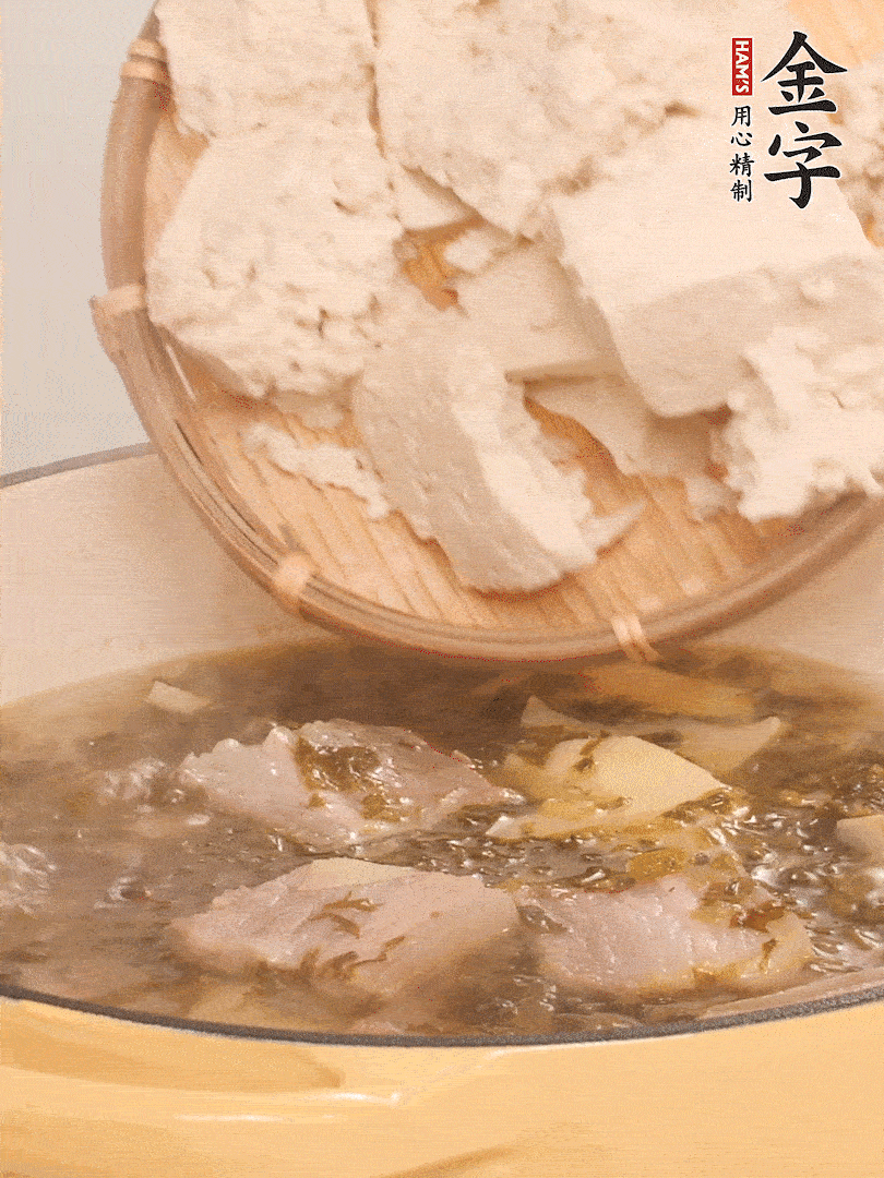 往鍋里加入一倍的水，加豆腐