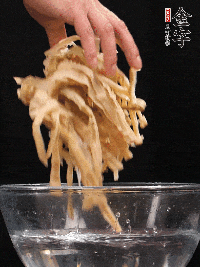 天目山筍干1把，清洗表面鹽分，用手撕成長條