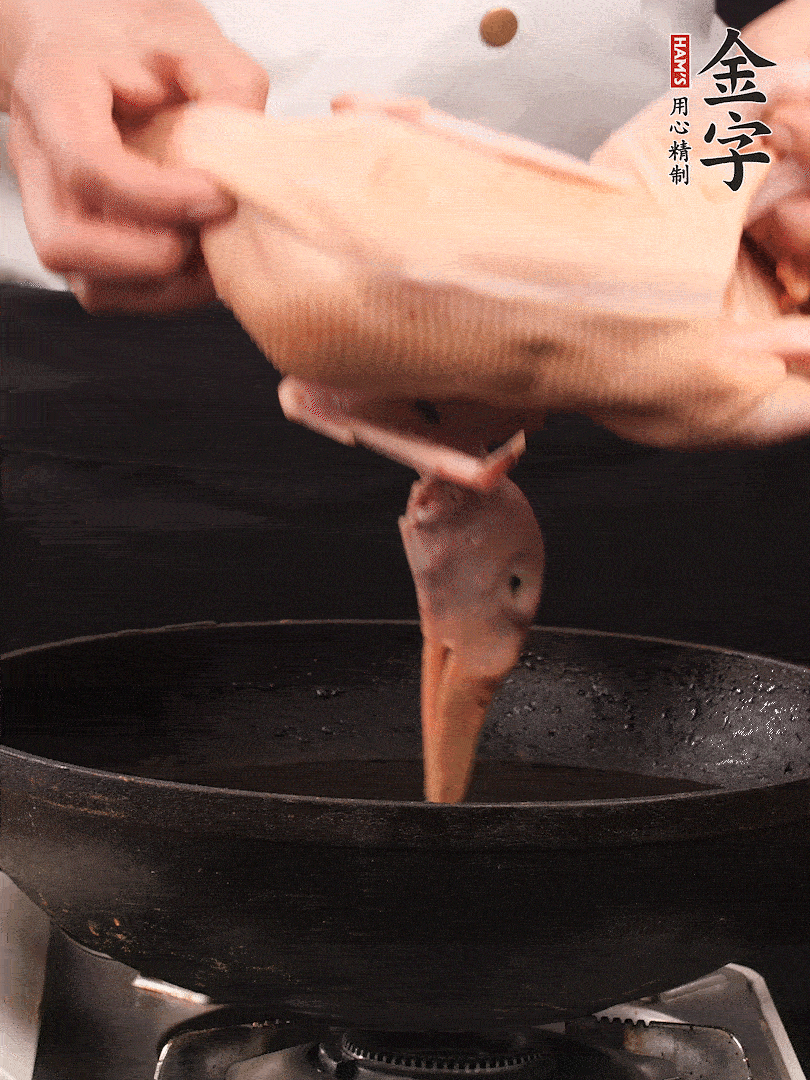 處理干凈的老鴨1只，黃酒小半碗，姜幾片，一起放入冷水，煮沸焯水3分鐘，去除血沫