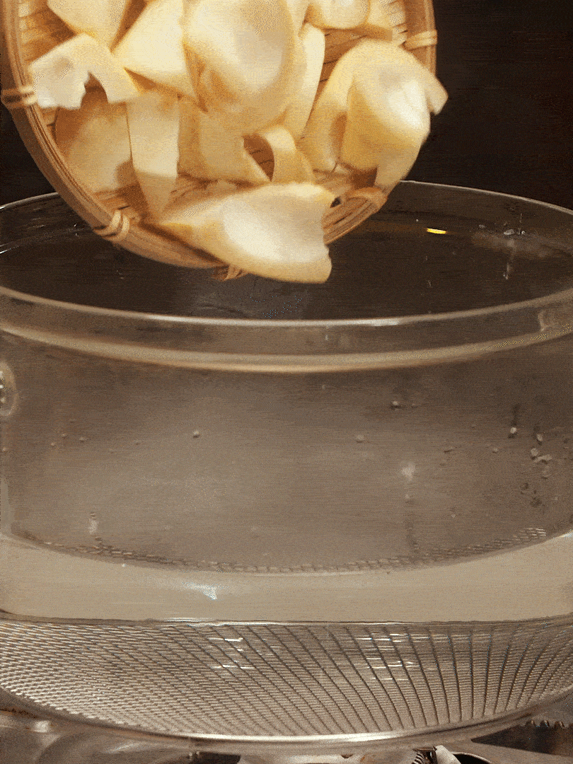 春筍切塊，焯水去除澀味