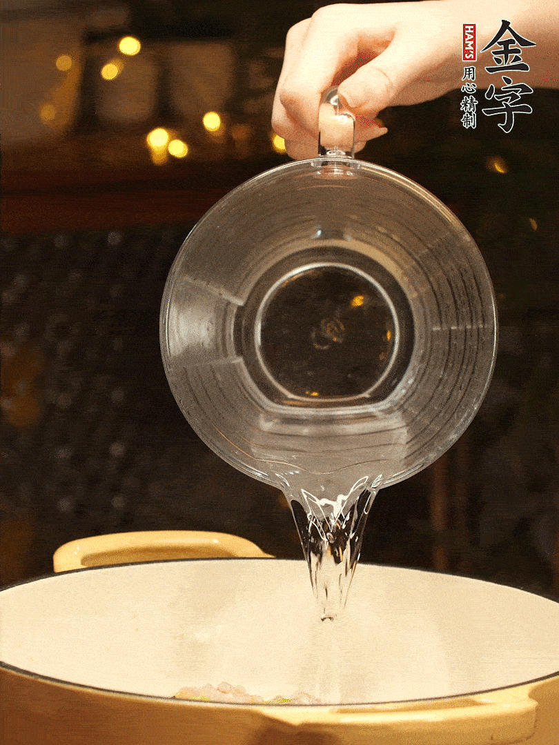 加入120ml水，蓋上蓋子燜幾分鐘撒上蔥花，美美的擺個(gè)盤~