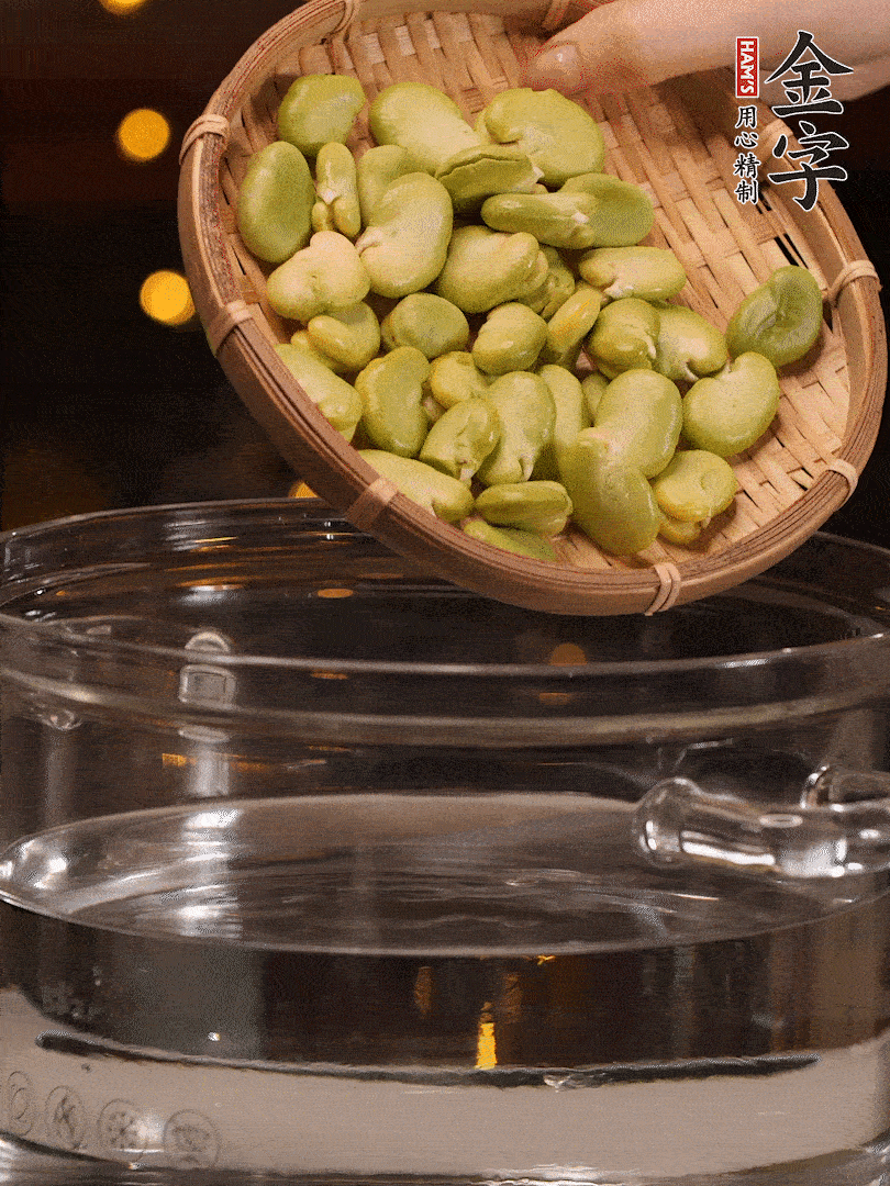 蠶豆剝殼，一起放入鍋中開(kāi)水焯2分鐘去澀