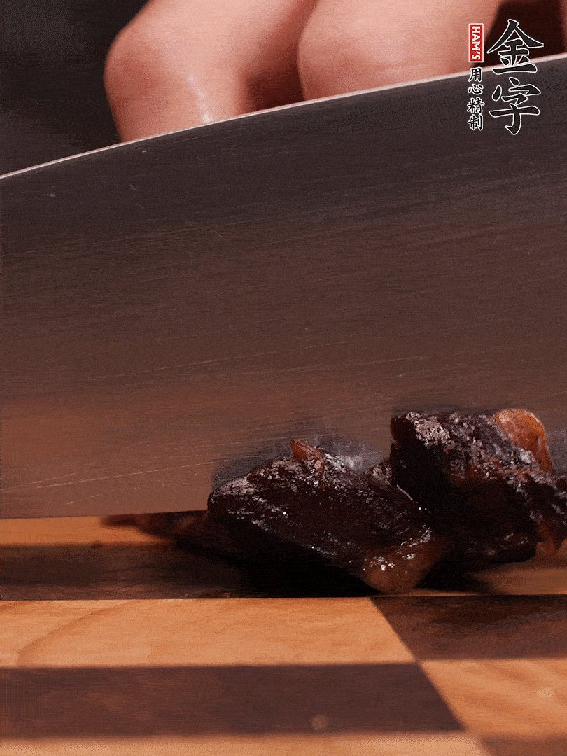 金字醬油肉整塊放入鍋中煮至7成熟，切成小塊