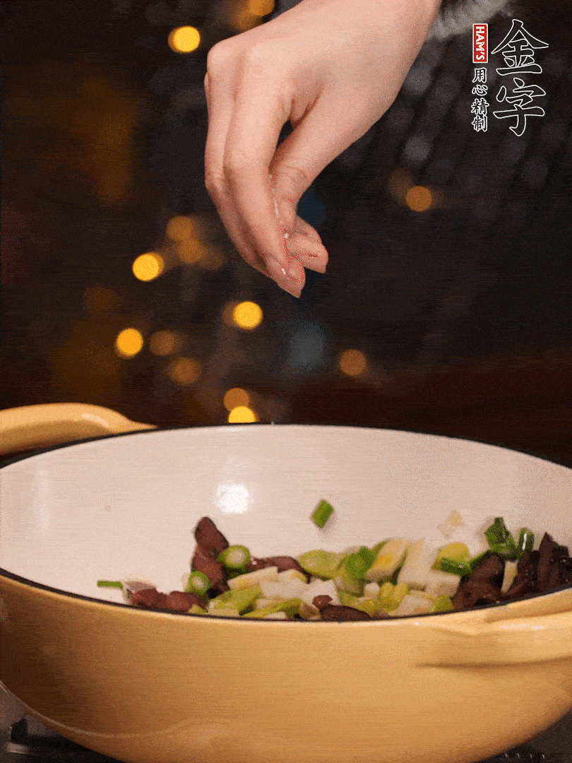 可以加點(diǎn)點(diǎn)水，再加菜苔，加點(diǎn)鹽、味精調(diào)味