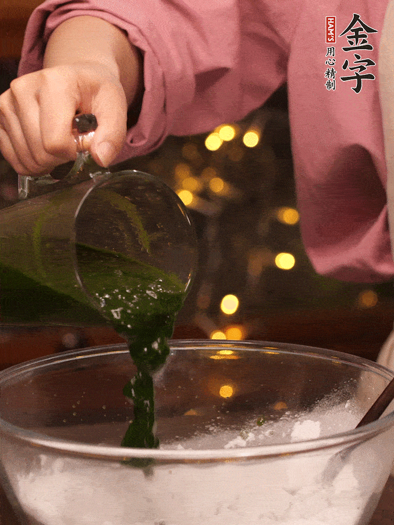 清明粿粉，分次加艾草泥，加點油揉2分鐘