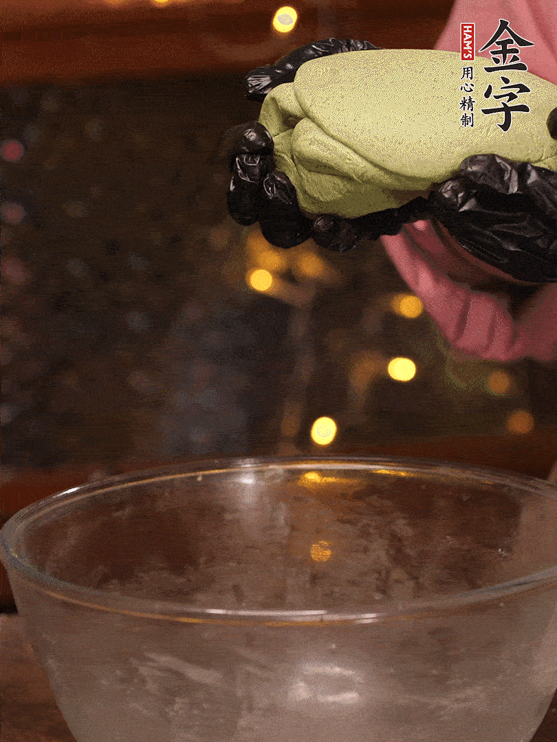 清明粿粉，分次加艾草泥，加點油揉2分鐘，揉到面團光滑，醒發(fā)一下