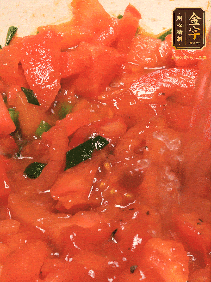 放入番茄丁，炒出汁