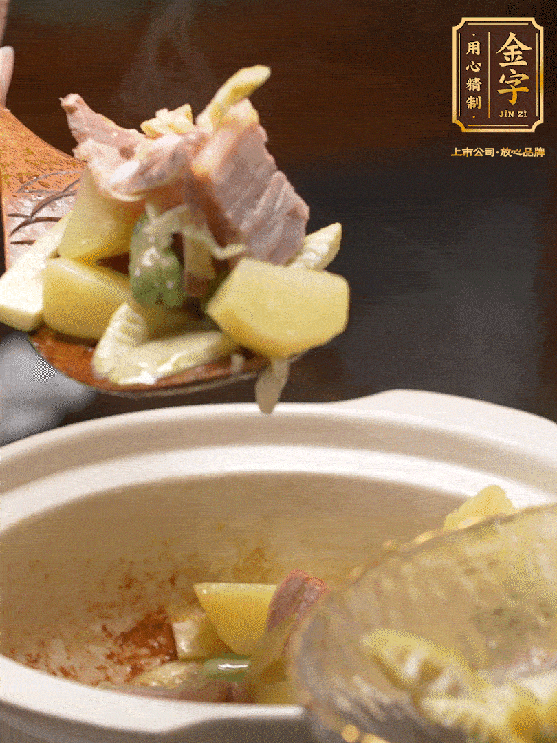 煸出咸肉脂香，再下筍丁、蠶豆。呈出