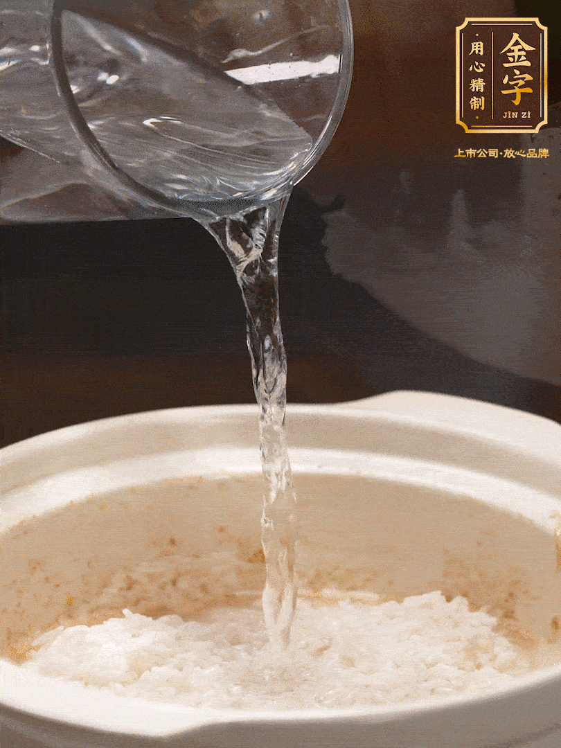 將泡好的米，加水一指，煮至沸騰