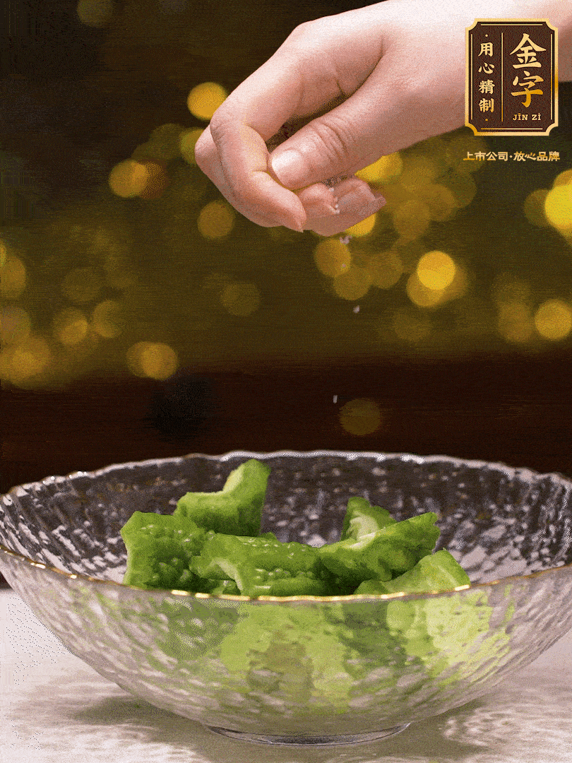 處理好的苦瓜切段（5cm），加點鹽鹽腌一下，去除一下苦味