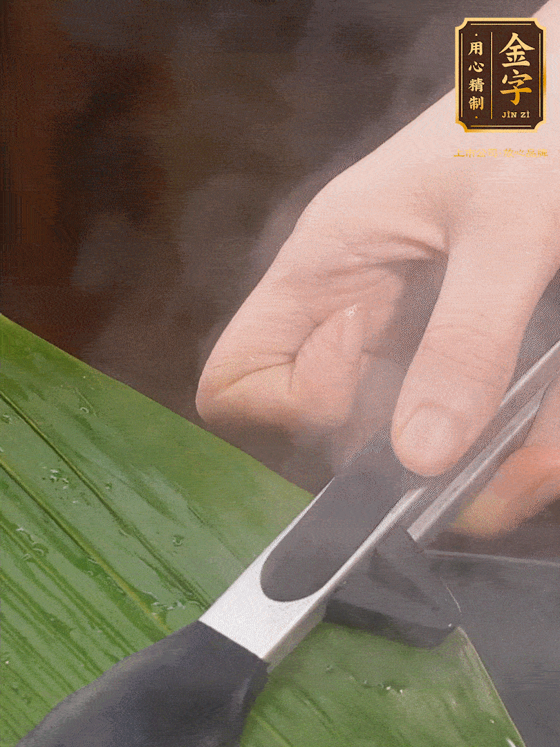 新鮮粽葉洗凈，用開水煮一下，讓粽葉更有韌性不易裂。