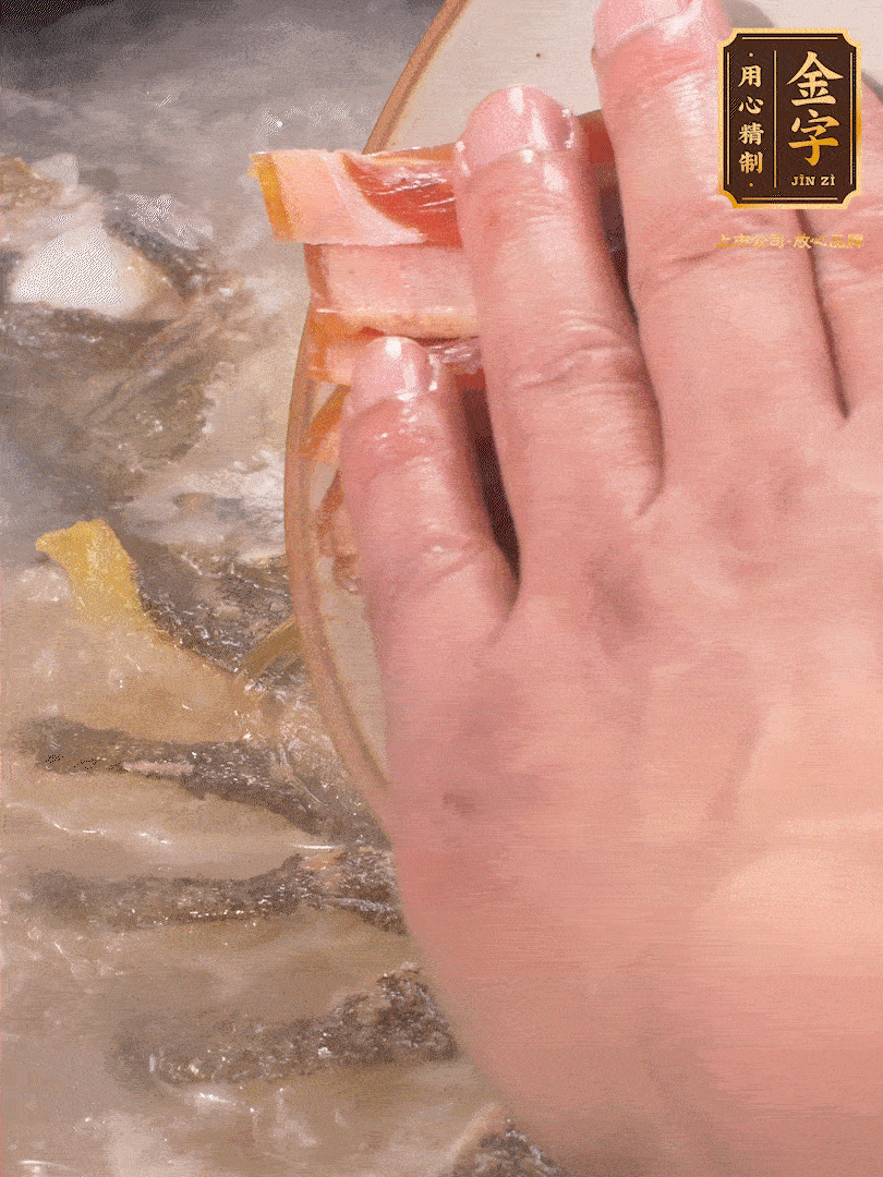 將煎好的魚，倒入三大碗開水。大火煮開后放入1個蔥結(jié)、2片姜片和1勺料酒和火腿片