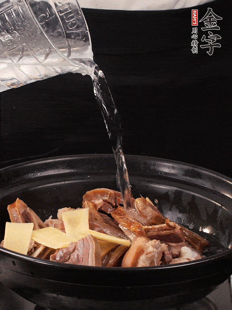 火腿、豬腳放到大砂鍋里，黃酒提鮮，蔥姜去腥，加2kg純凈水沒過食材。水一定要放足，中途最好不能加水