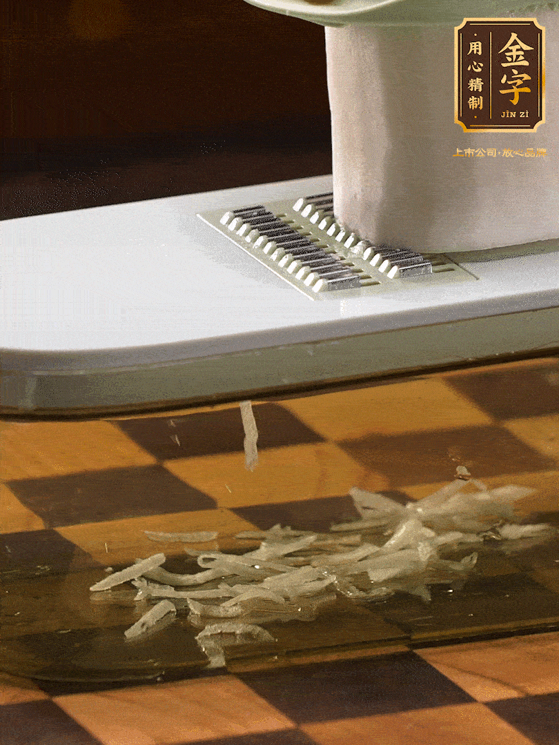 蘿卜切絲 ，加少許的鹽 抓拌均勻后，腌制十五分鐘