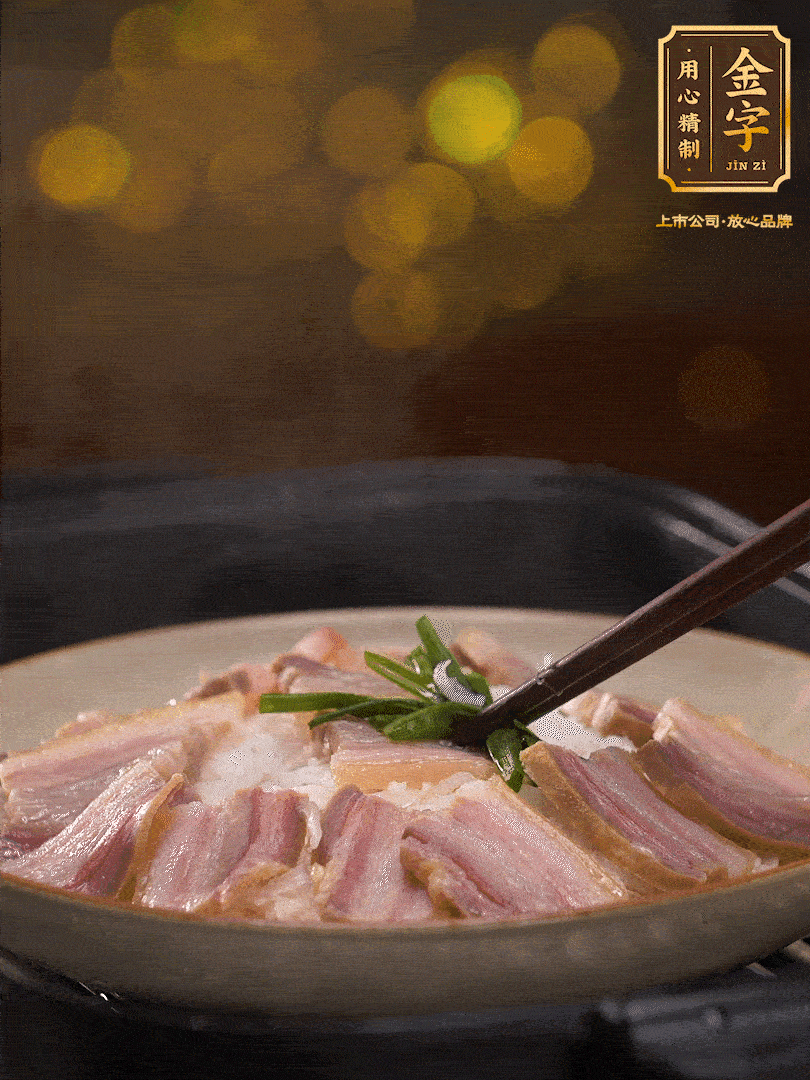 二十分鐘后關(guān)火，去除頂部的蔥段，最后撒上少許的蔥末，就完成了