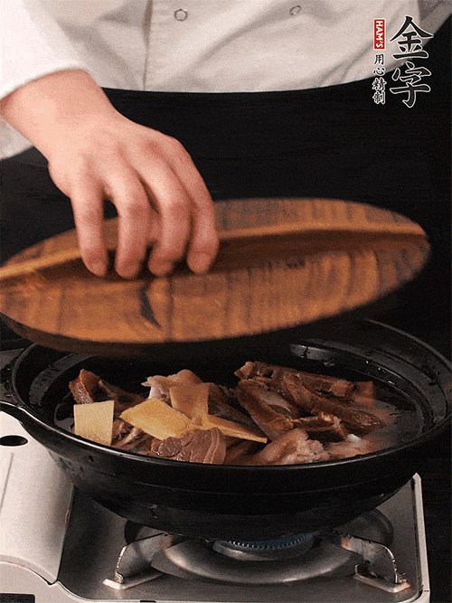 大火煮到沸騰后，轉(zhuǎn)中小火慢燉1個半小時。