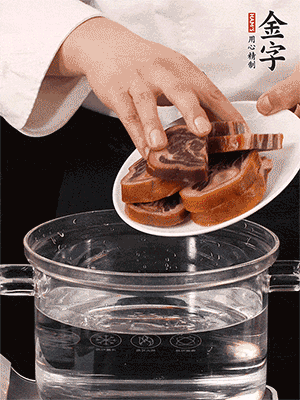 一包200g的金字火腿蹄片恰好搭配一個新鮮豬爪（豬腳）。都先加蔥姜、料酒焯水一遍，把血水清除后燉出來才能更清澈不油膩。