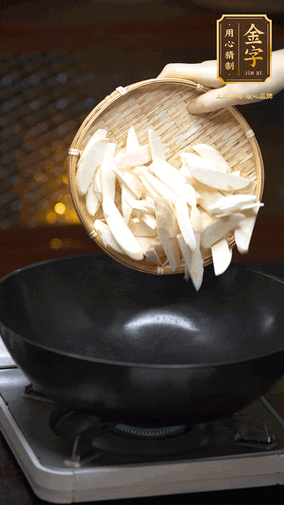 油至5成熱，下茭白塊翻炒，慢慢煎炒至表面微微焦黃