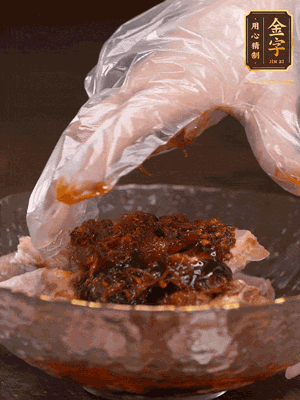 排骨用1勺蠔油、1勺醬油、1勺金字火腿XO醬抓勻腌制半小時(shí)