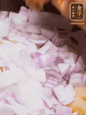 倒入洗干凈的大米、土豆丁、洋蔥碎、排骨、金字火腿xo醬、水