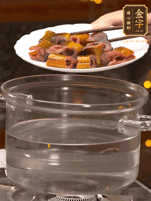 黃鱔冷水下鍋焯燙，再用清水洗凈去除腥味