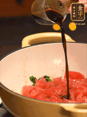 調(diào)味：1勺蠔油、1勺生抽、2轉(zhuǎn)胡椒粉和2勺番茄醬倒入400ml開(kāi)水，燒至湯汁濃厚