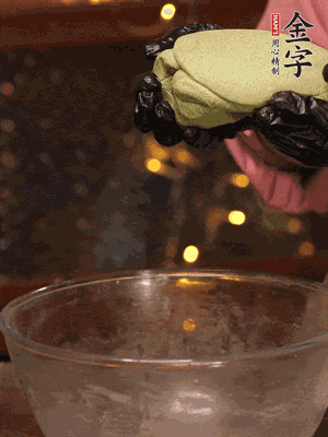 水里放點鹽，燒開后放艾草，一勺小蘇打，撈出浸入涼水，打成艾草泥