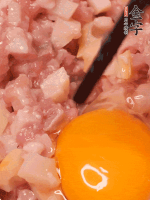 豬肉末、咸肉丁，分次加蔥姜水，一勺糖、一丟白胡椒，春筍丁，打入一個雞蛋