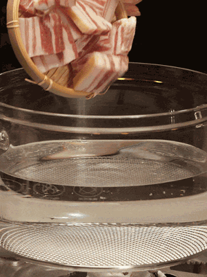 排骨、咸肉，一起下入鍋中，加入蔥，姜，料酒，倒入清水焯水清洗干凈