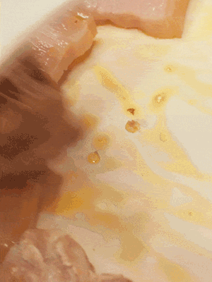 另起一鍋，將咸肉、鮮肉 翻炒出香味